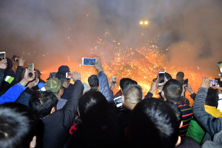 Yang He - Lantern-night-in-the-town